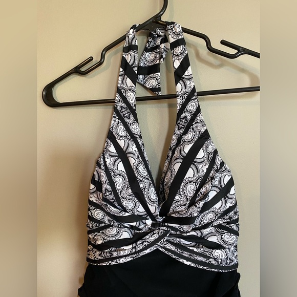 Profile By Gottex Skirted Halter One
Piece Paisley Swimsuit Size 8 - Picture 5 of 13